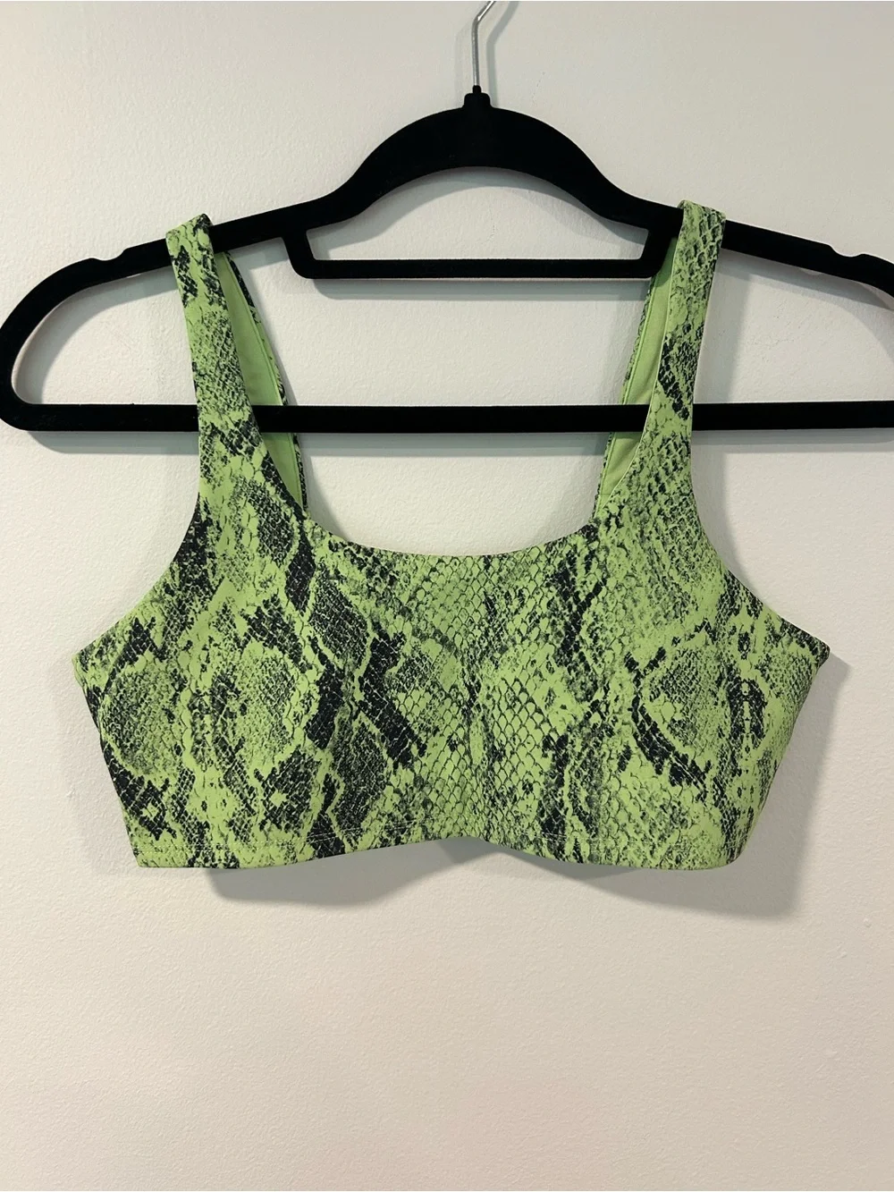 ALO Yoga Vapor Snakeskin Sports Bra Neon Lime Size Medium
